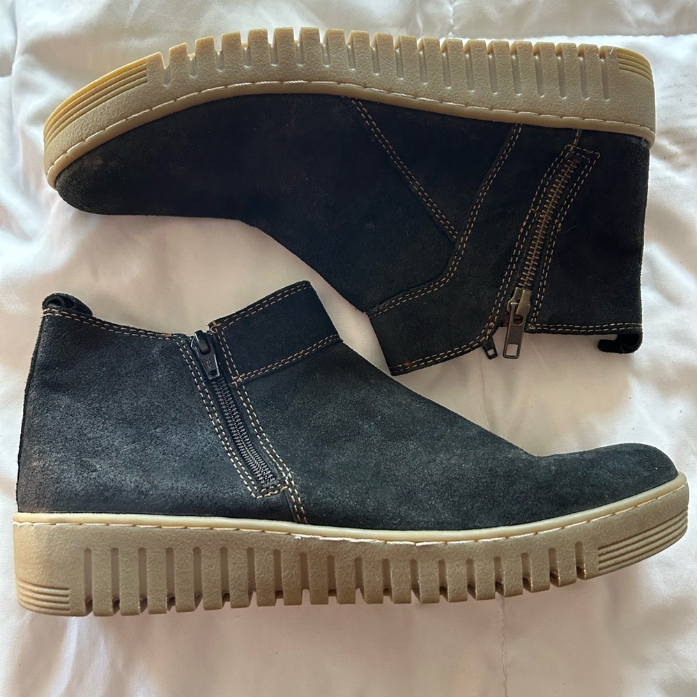 Comfortiva Hartwick Black Suede Bootie